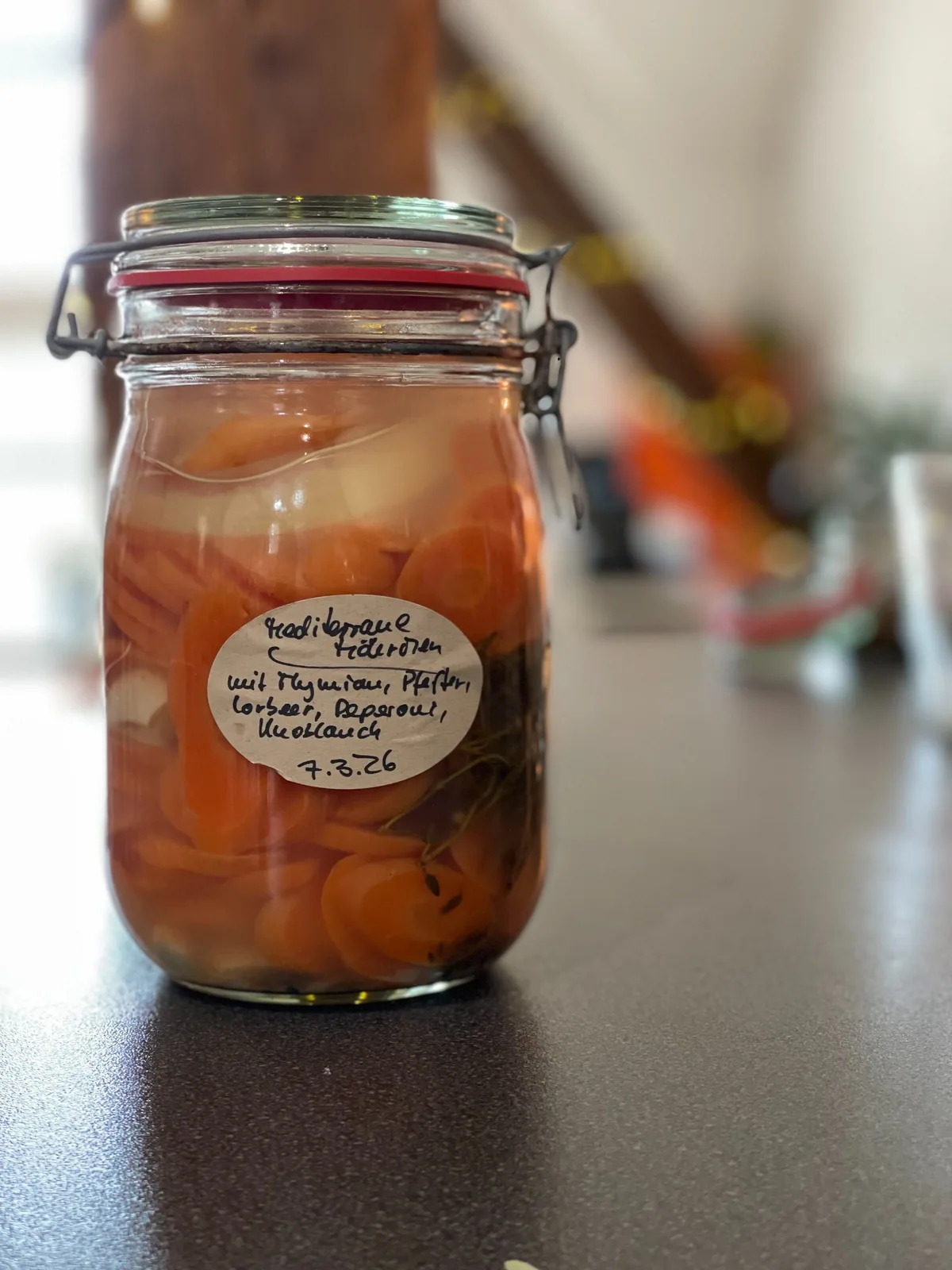 Gemüseferment mit Karotten im Glas