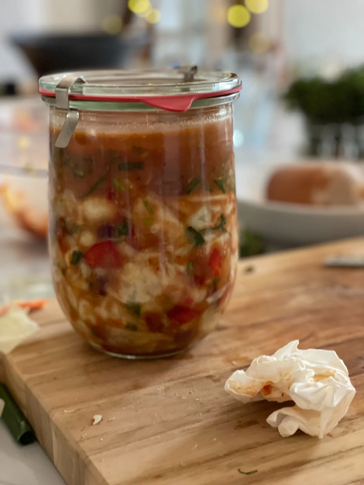 Frisch angesetztes Kimchi im Glas