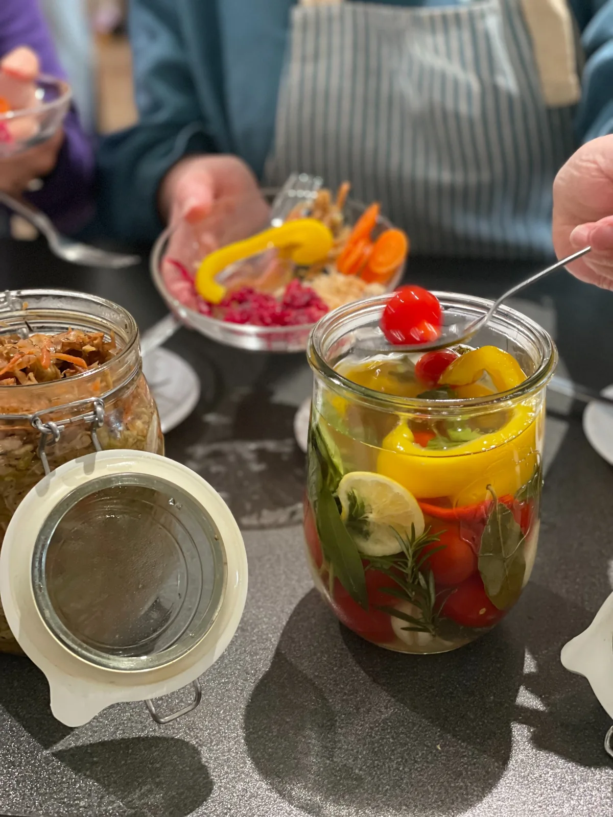Mehrere selbst angesetzte Kimchi-Gläser aus einem Fermentierlust Workshop