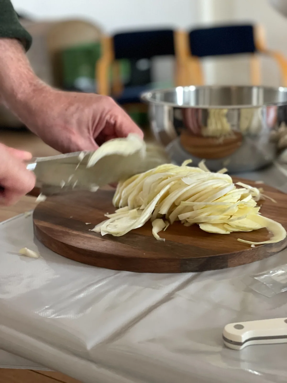 Gemüse wird für die Fermentation vorbereitet