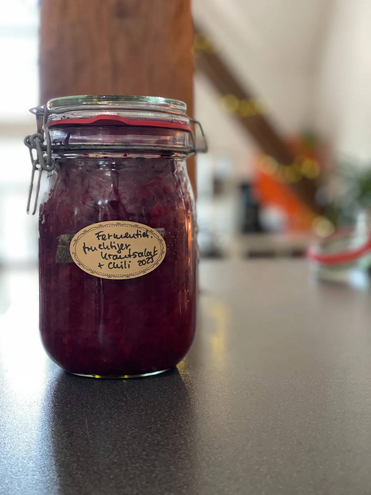 Purpurfarbenes fermentiertes Kraut im Glas